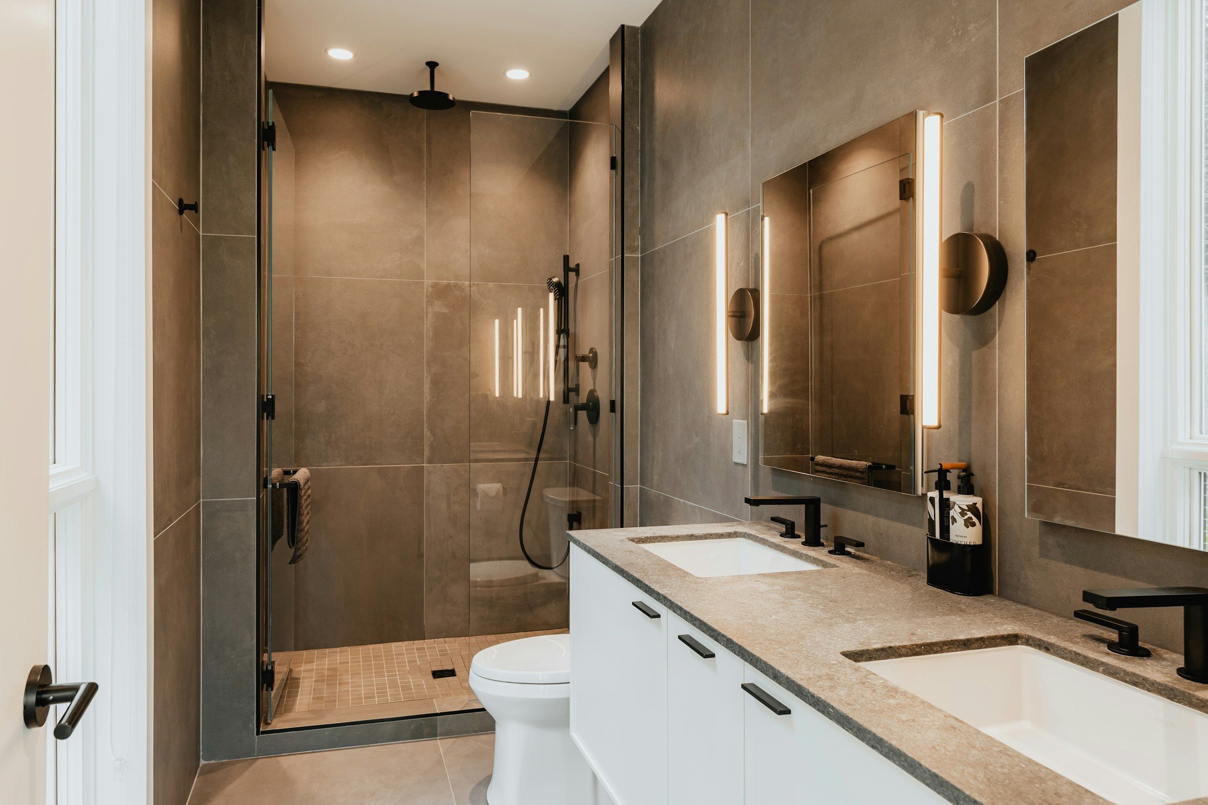 Bad mit Doppelwaschtisch, bodengleicher Dusche und Glaswand